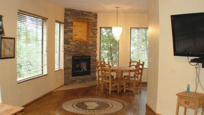 Cabin 17, Treehouse | Dining