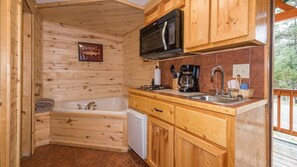 Cabane Romantique, baignoire à jets | Cuisine privée | Réfrigérateur, micro-ondes, cafetière/bouilloire, grille-pain