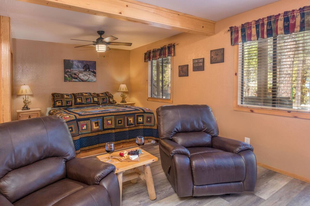 Lodge 1, Jetted Tub | Premium bedding, laptop workspace, iron/ironing board, WiFi (free)