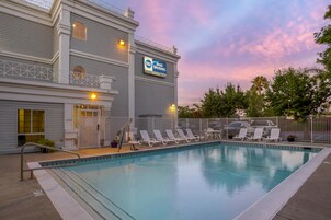 Outdoor pool, sun loungers