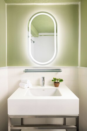 Combined shower/tub, free toiletries, hair dryer, towels - Row NYC (New York)