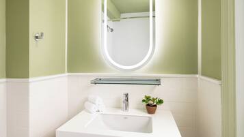 Combined shower/bathtub, free toiletries, hair dryer, towels