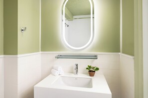 Ducha y bañera combinadas y artículos de higiene personal gratuitos