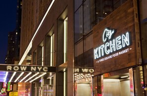 2 restaurantes, é servido café da manhã