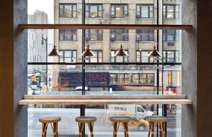 2 restaurantes, é servido café da manhã