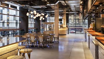 2 Bars/Lounges