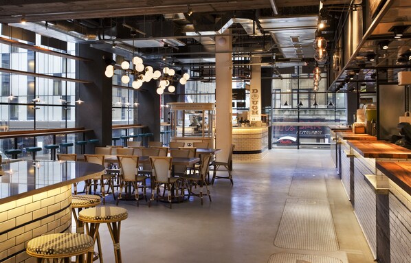2 bares/lounges