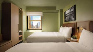 Habitación de hotel con dos camas, un armario, una ventana con vista a la ciudad y una obra de arte colgada en la pared.
