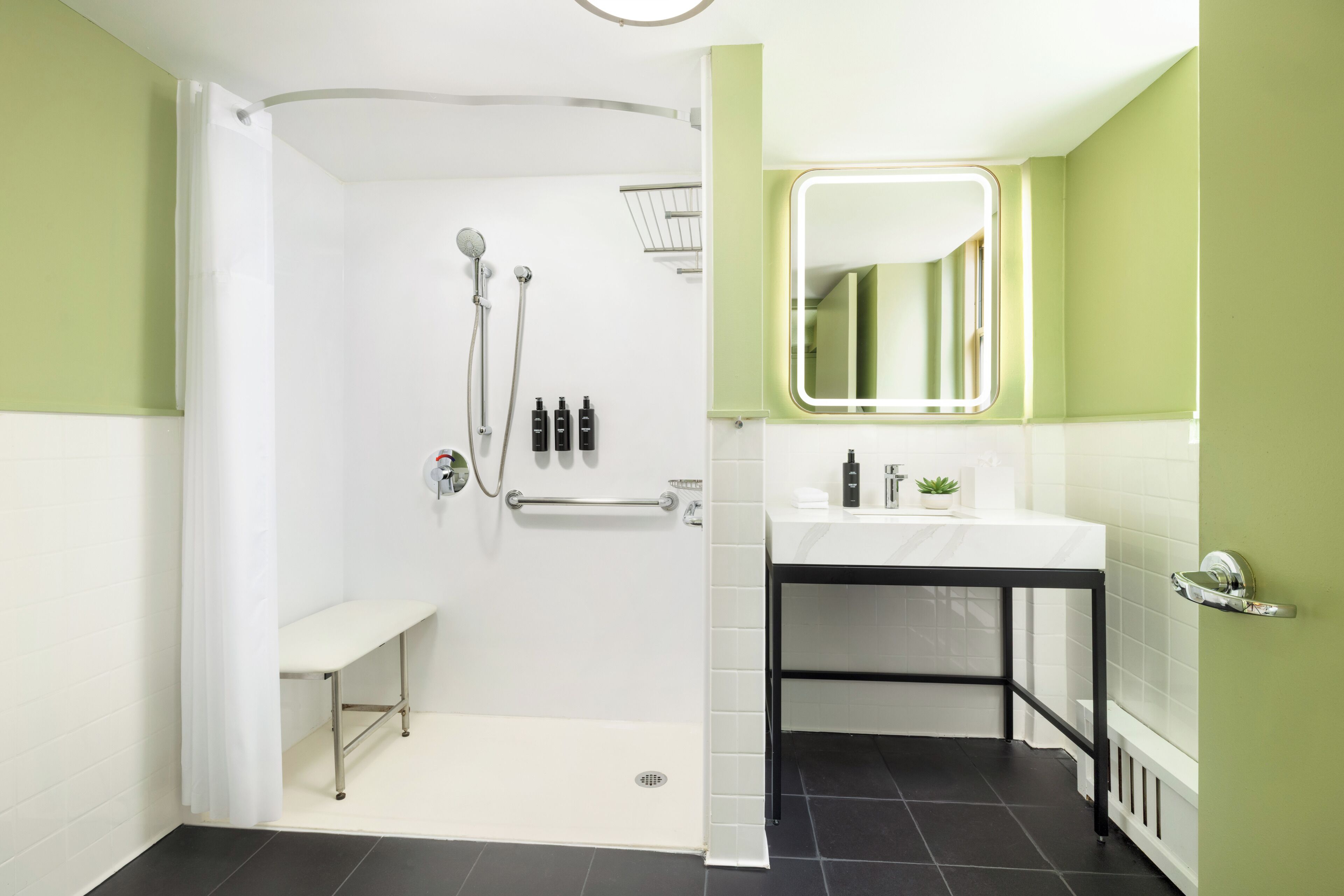 Combined shower/tub, free toiletries, hair dryer, towels