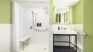 Combined shower/tub, free toiletries, hair dryer, towels