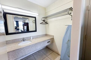 Chambre, 1 lit double, fumeur | Salle de bain | Articles de toilette (gratuits), séchoir à cheveux, serviettes fournies