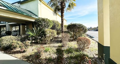 Super Inn & Suites by OYO Milledgeville