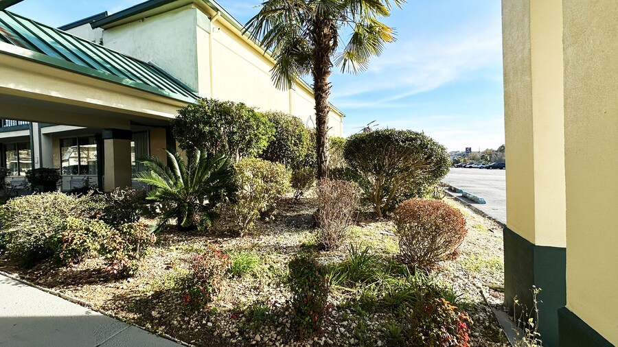 Super Inn & Suites by OYO Milledgeville