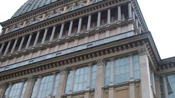 Um edifício alto com uma cúpula grande e várias janelas.