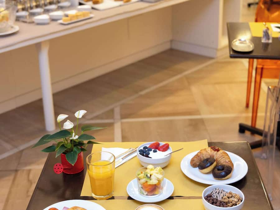 Se ofrece un desayuno bufé (8 EUR por persona)