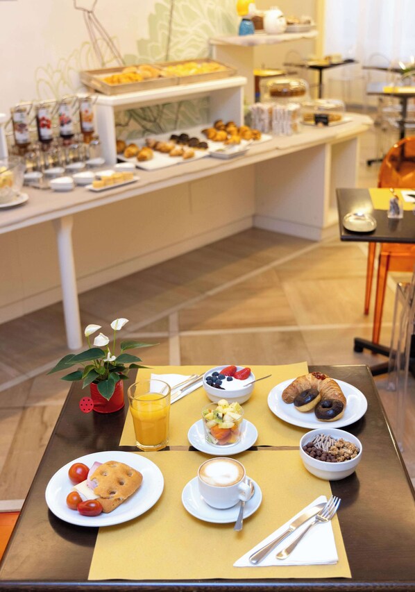 Petit déjeuner buffet (8 EUR par personne)
