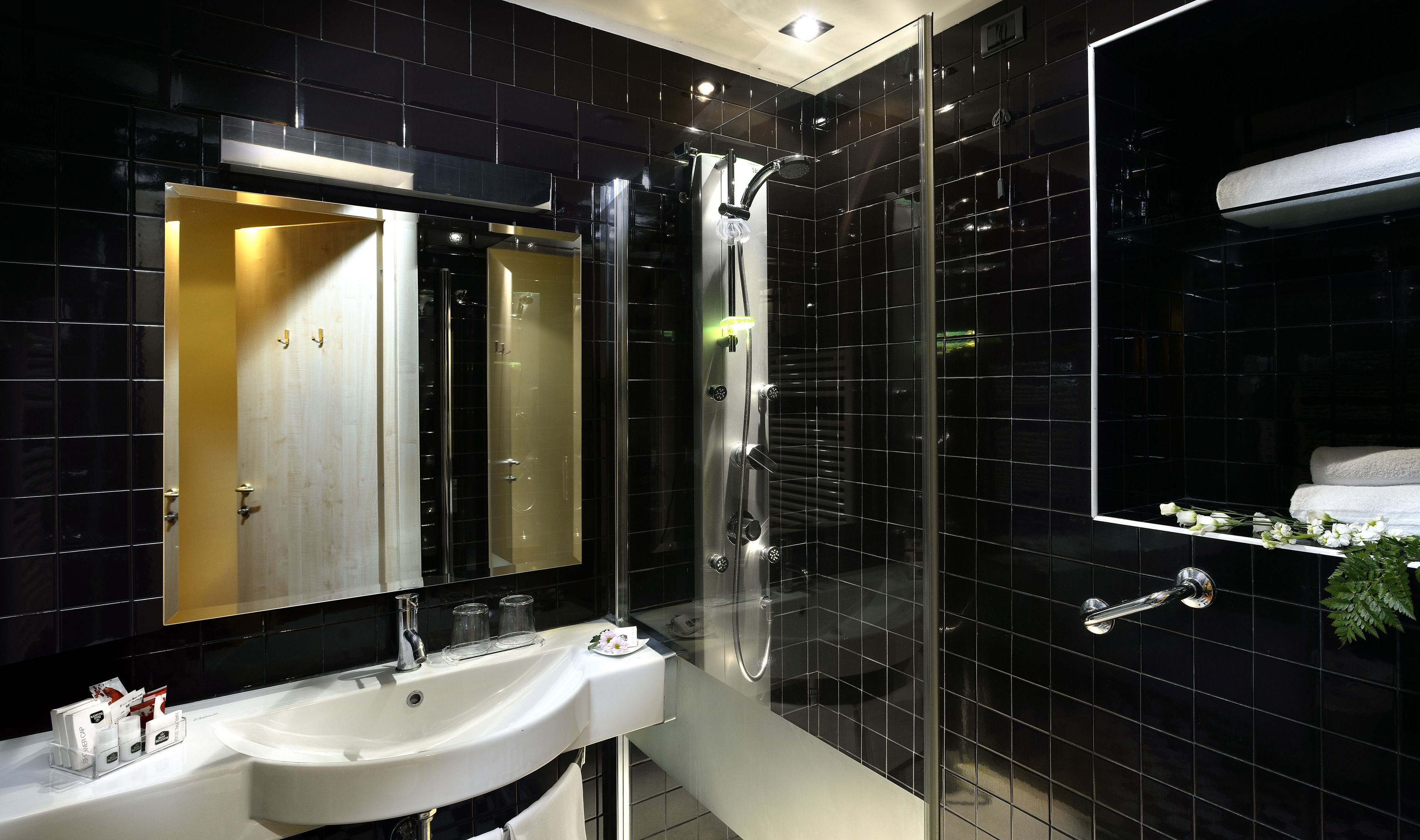 standard room, 2 single beds | bathroom | free toiletries, hair dryer, bidet, towels