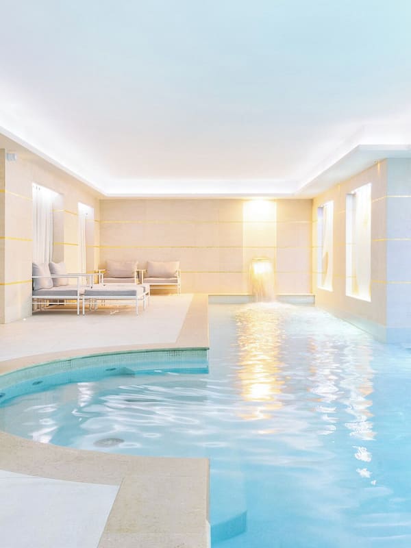 Indoor pool, sun loungers