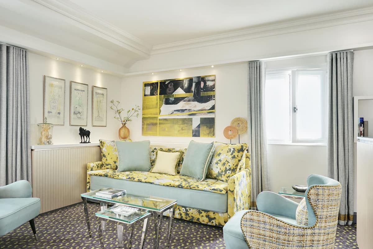 Royal Suite | Living room | 108-cm LED TV with satellite channels, TV, tablet