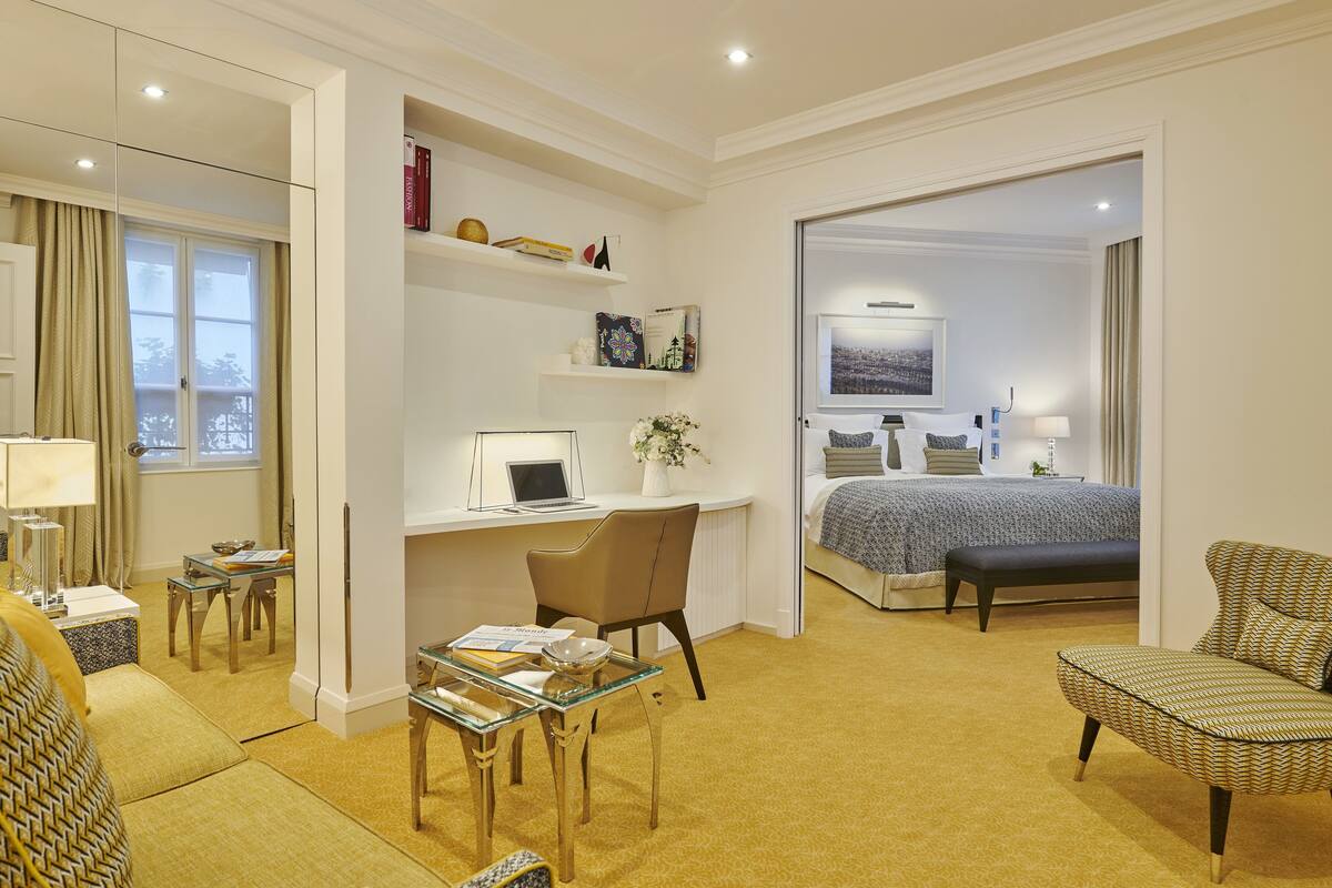 Phòng Suite | Bộ đồ giường cao cấp, minibar, két bảo mật tại phòng, bàn 