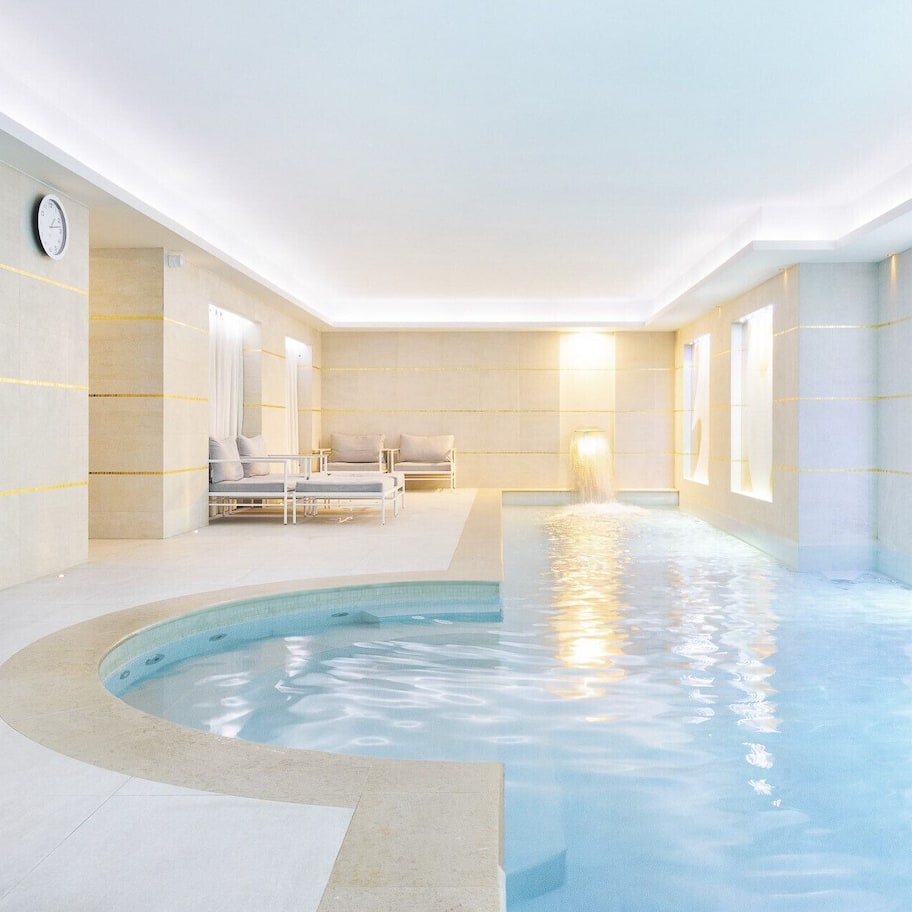 Indoor pool, sun loungers