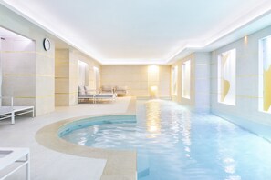 Indoor pool, sun loungers