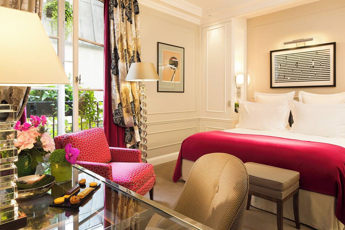 Bộ đồ giường cao cấp, minibar, két bảo mật tại phòng, bàn 