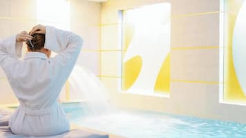 Piscine couverte, chaises longues