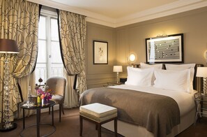 Deluxe Room | Premium bedding, minibar, in-room safe, desk - Le Burgundy Paris (Paris)