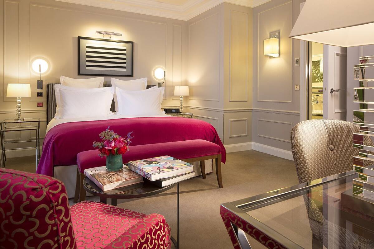 Phòng Deluxe | Bộ đồ giường cao cấp, minibar, két bảo mật tại phòng, bàn 