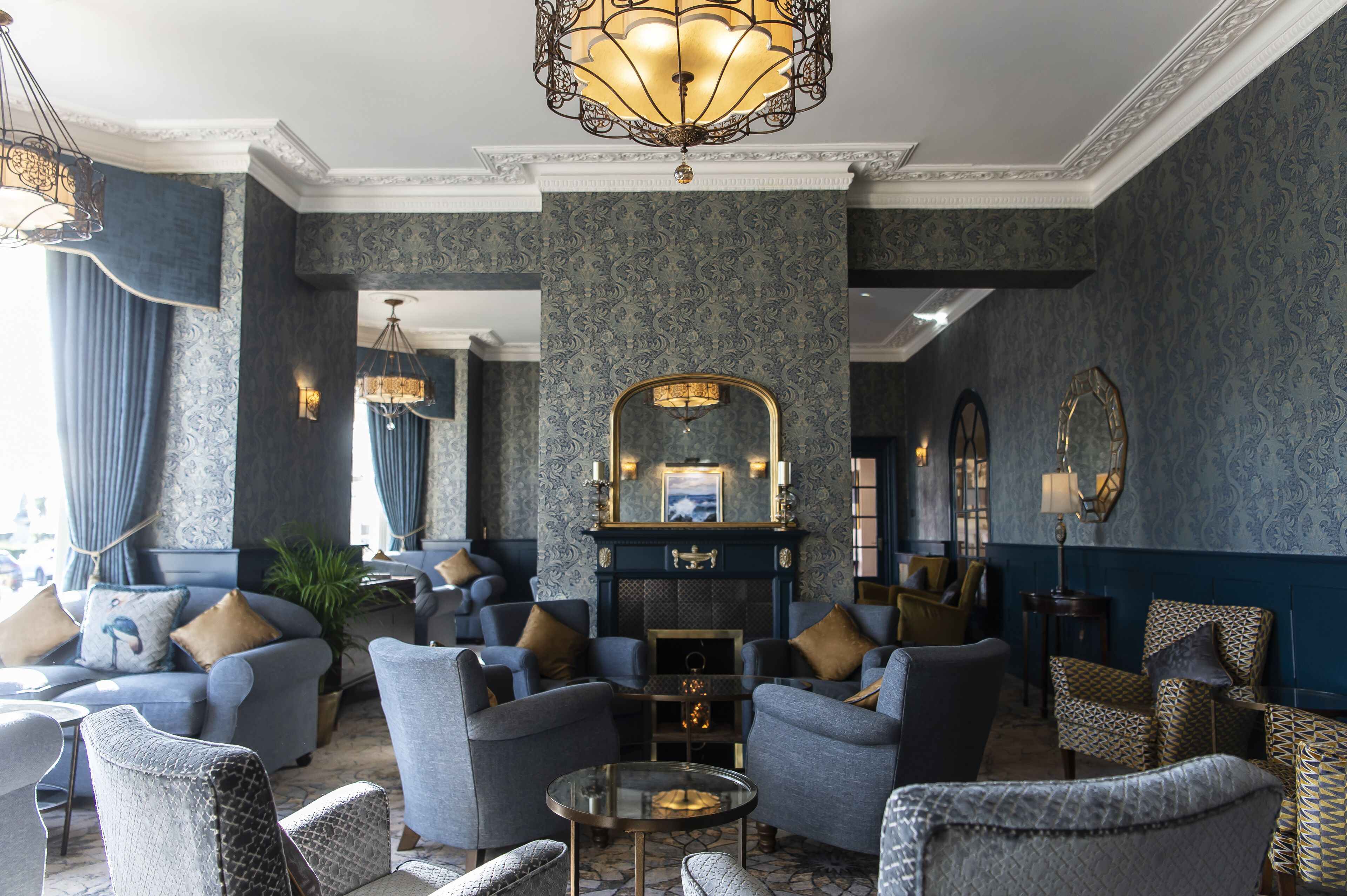 serves breakfast, lunch and dinner