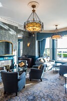 Serves breakfast, lunch, and dinner