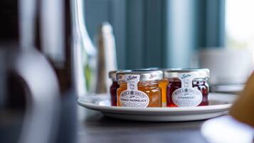 Tägliches Frühstücksbuffet (15 GBP pro Person)