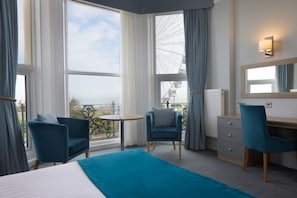 Chambre familiale, vue sur la mer | Coffre-fort, décor unique, ameublement unique, bureau