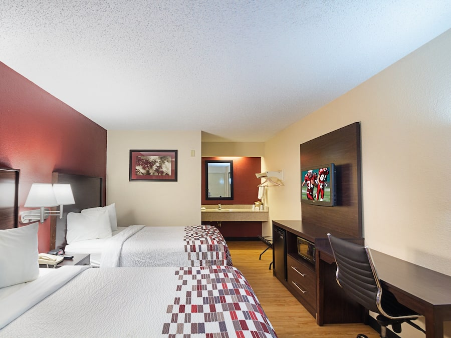 Premium bedding, blackout curtains, free cots/infant beds, free WiFi