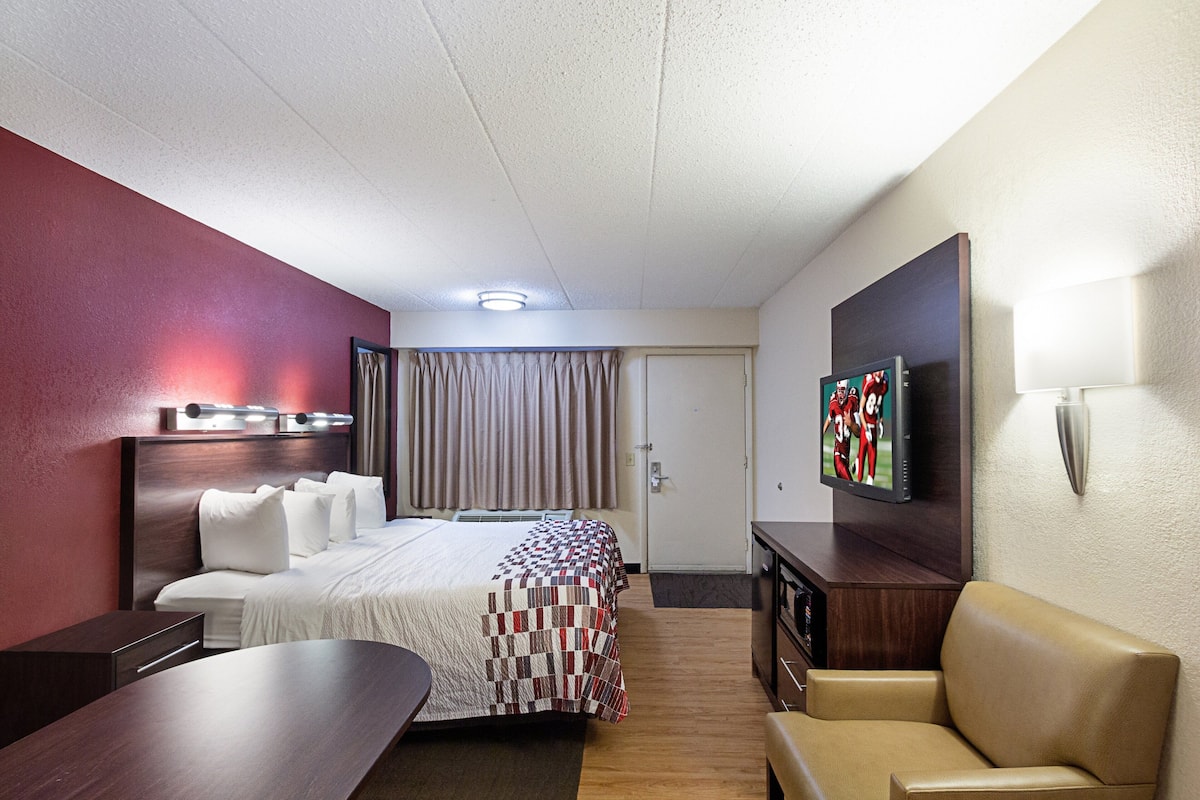 Premium bedding, blackout curtains, free cots/infant beds, free WiFi