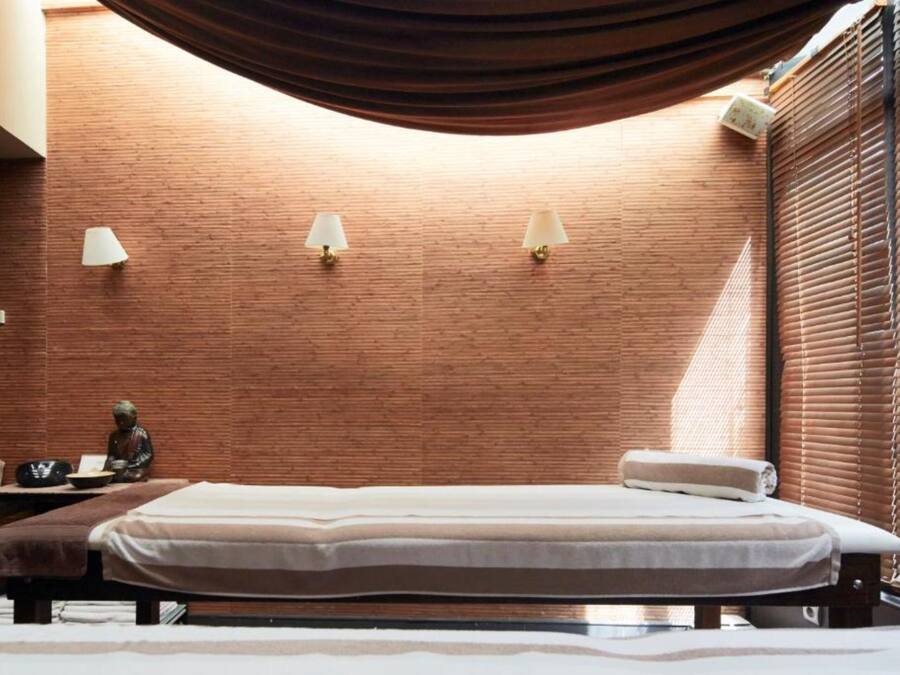 Couples treatment rooms, sauna, hot tub, body treatments, body scrubs