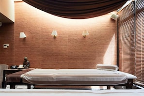 Salle de soins pour les couples, sauna, spa, soins du corps, exfoliation