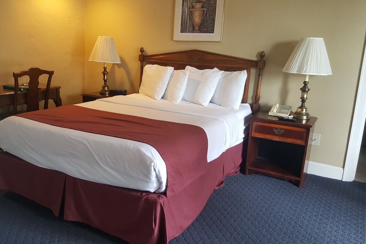 Ropa de cama de alta calidad, colchones con pillow-top y escritorio 