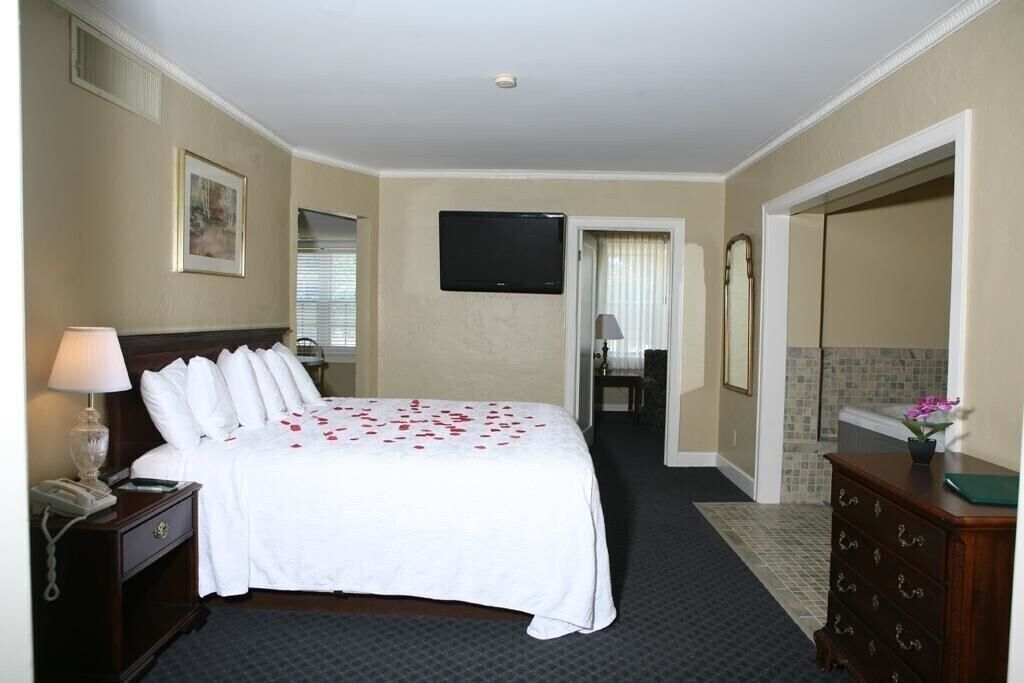 أغطية فراش متميزة وأسرّة بطبقة علوية مريحة ومكتب وستائر تعتيم