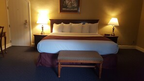 Ropa de cama de alta calidad, camas con pillow-top y escritorio 
