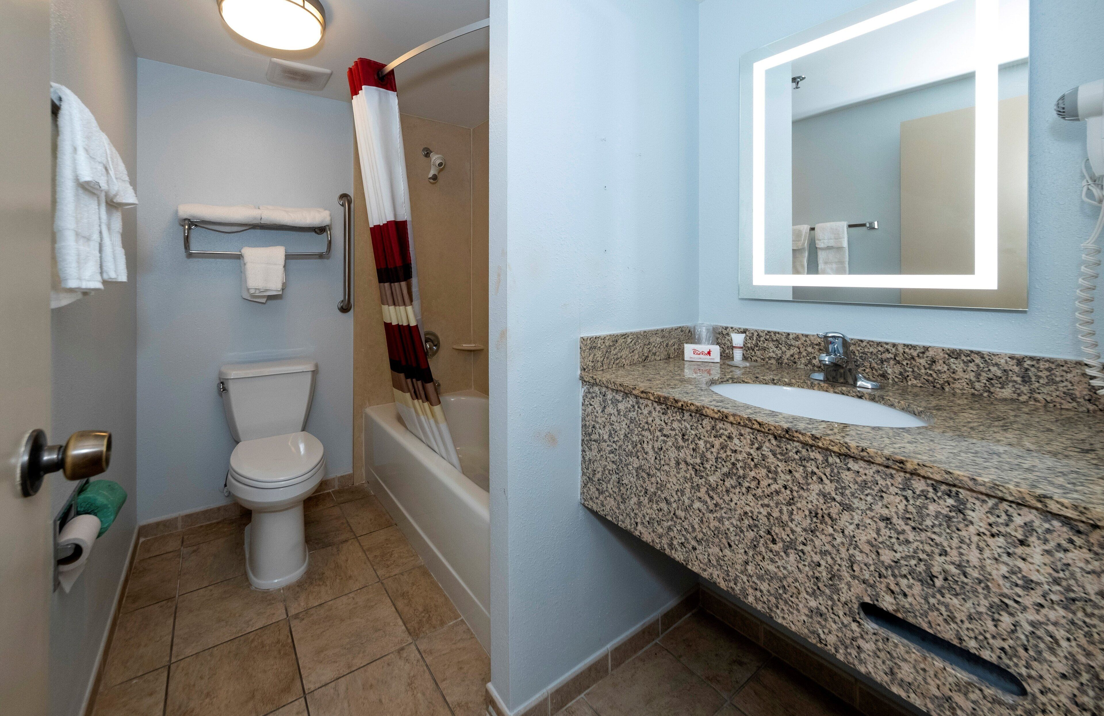 Articles de toilette (gratuits), séchoir à cheveux, serviettes fournies