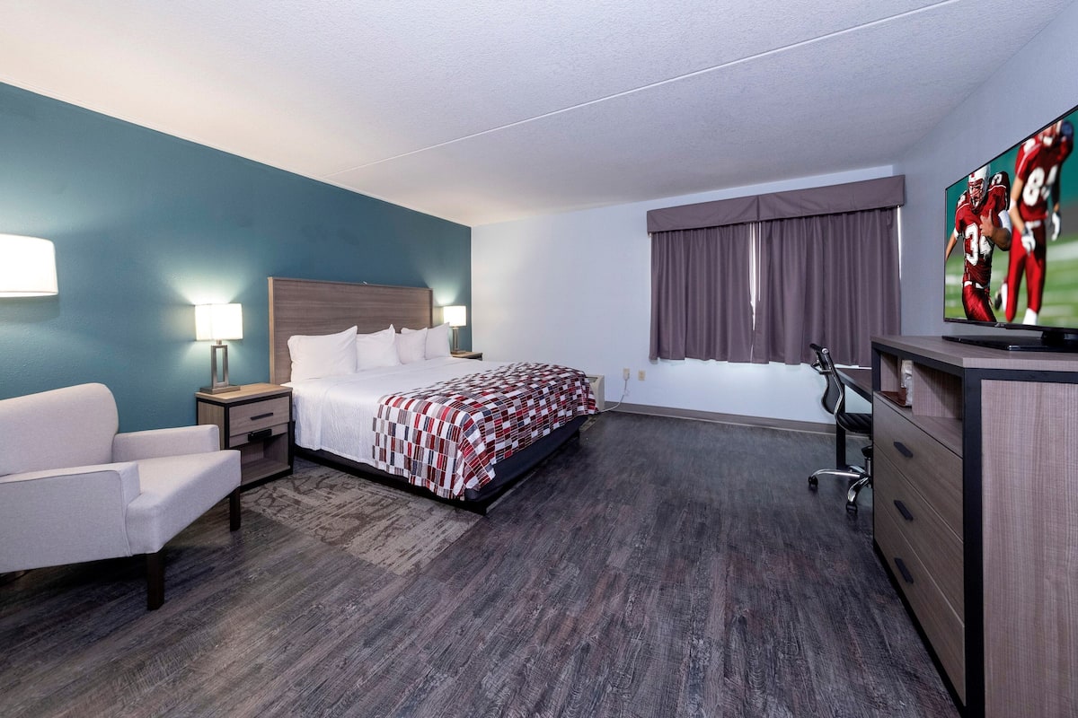 Una cassaforte in camera, con arredamento individuale, una scrivania