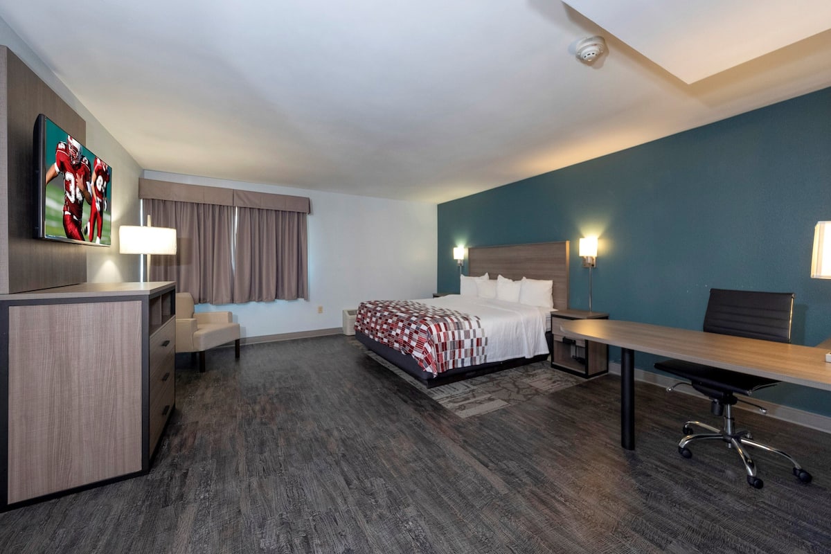 Una cassaforte in camera, con arredamento individuale, una scrivania