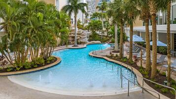 3 piscinas externas, funciona das 7h às 23h, barracas, espreguiçadeiras