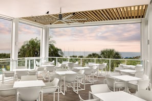 2 restaurants; breakfast, lunch and dinner served  - Marriott's Crystal Shores (Marco Island)