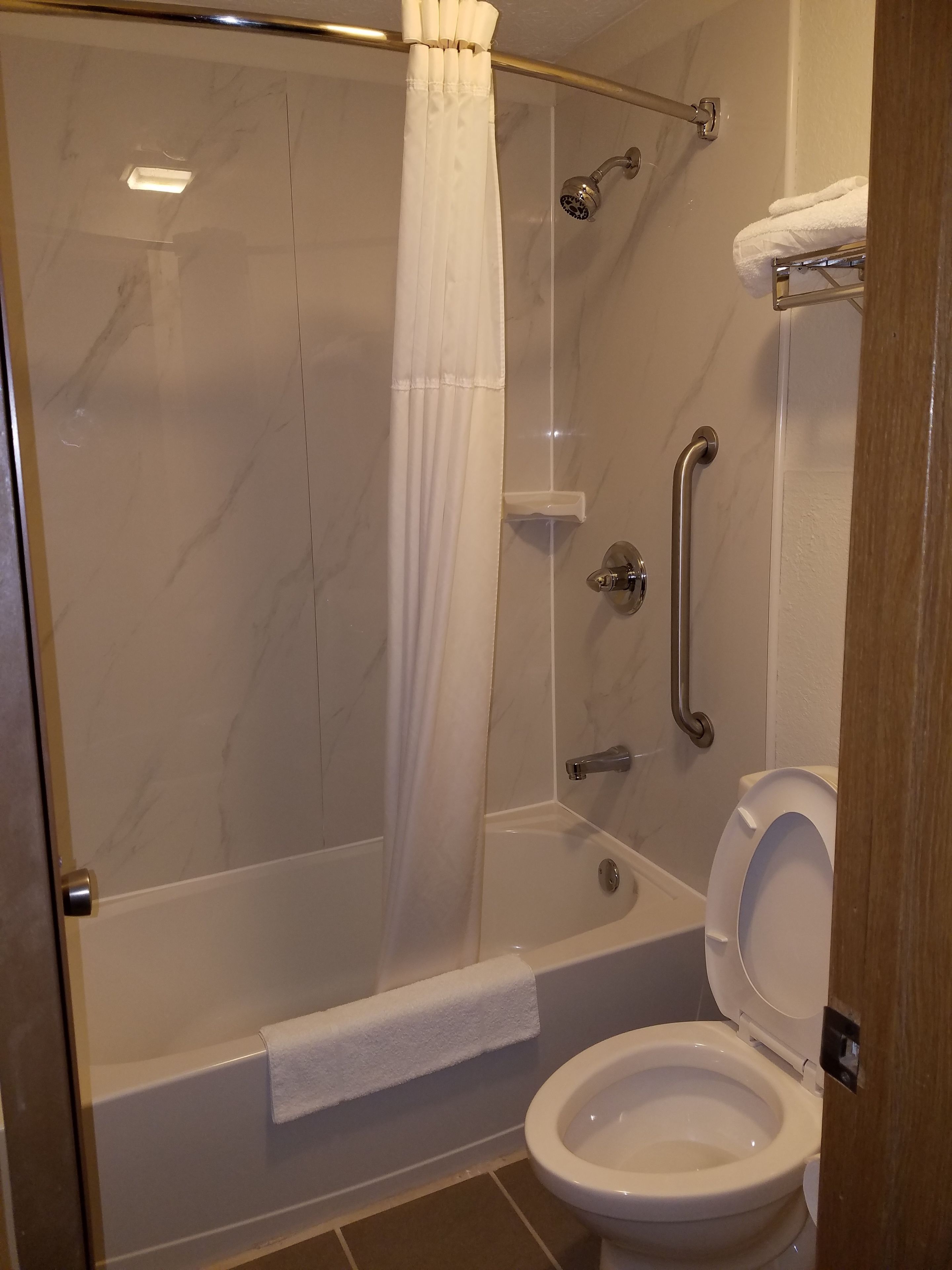 combined shower/bathtub, hair dryer, towels