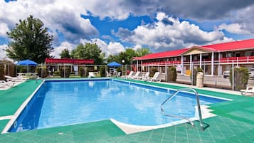 Una piscina al aire libre de temporada