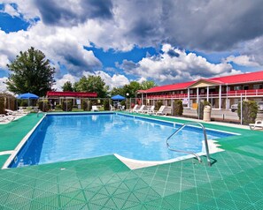 Piscine extérieure en saison