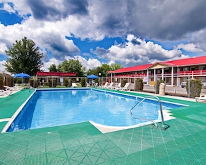 Piscine extérieure (ouverte en saison)